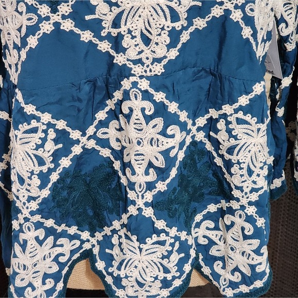 Anthropologie x Kindred‎ teal and white heavily embroidered triangle trim shirt - Picture 3 of 8